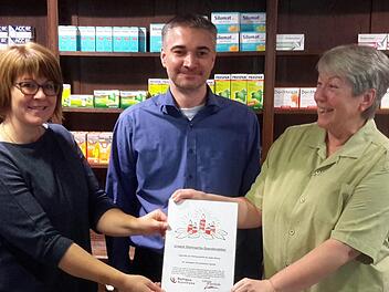 Mit fast 1400 Euro unterstützen die Bad Brückenauer Apotheker Gisela Salzmann (rechts) und Martin Lörzer (Bildmitte) die Weihnachtshilfe der Saale-Zeitung. Redaktionsmitarbeiterin Julia Raab (links) bedankte sich für die großzügige Spende. Foto: Rolf Pralle
