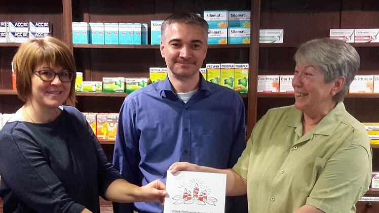 Mit fast 1400 Euro unterstützen die Bad Brückenauer Apotheker Gisela Salzmann (rechts) und Martin Lörzer (Bildmitte) die Weihnachtshilfe der Saale-Zeitung. Redaktionsmitarbeiterin Julia Raab (links) bedankte sich für die großzügige Spende. Foto: Rolf Pralle