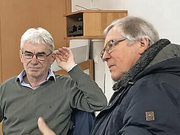 Wolfgang Seitz (links) und Günther Doliwa sehen Chancen der Erneuerung in "ihrer" Kirche.  Foto: Michael Busch