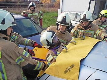 So sieht die Tunnelrettung aus: Durch das R&uuml;ckfenster des verungl&uuml;ckten Autos wird die eingeklemmte Personen befreit. Bei der Ausbildung schl&uuml;pfte ein Feuerwehrmann in die Rolle des Verletzten.  Foto: FFW Ha&szlig;furt