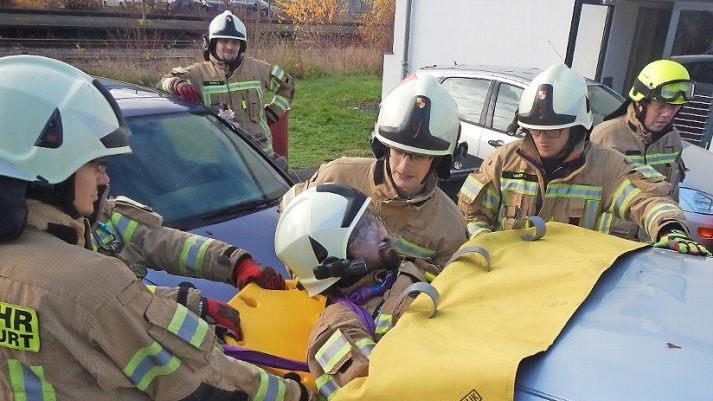 So sieht die Tunnelrettung aus: Durch das R&uuml;ckfenster des verungl&uuml;ckten Autos wird die eingeklemmte Personen befreit. Bei der Ausbildung schl&uuml;pfte ein Feuerwehrmann in die Rolle des Verletzten.  Foto: FFW Ha&szlig;furt