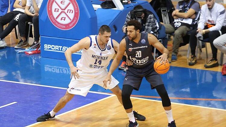 Bambergs Kapitän Elias Harris hatte gegen Vukota Pavic im Eins-gegen-eins Vorteile. Foto: championsleague.basketball