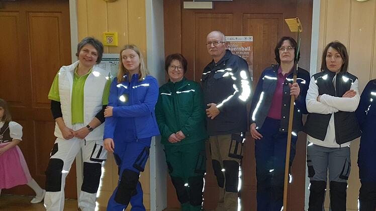 Die Models   machen sich f&uuml;r den Laufsteg bereit. Gezeigt wurde praktische und zugleich schicke Arbeitskleidung.Maria L&ouml;ffler