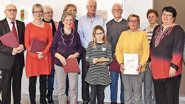 Die Geehrten des Gesangvereins Hausen mit Vorsitzender Barbara Schmitt (links) und Geschäftsführer Werner Löblein (rechts) von der Sängergruppe Erlangen/Forchheim Foto: Karl Heinz Wirth