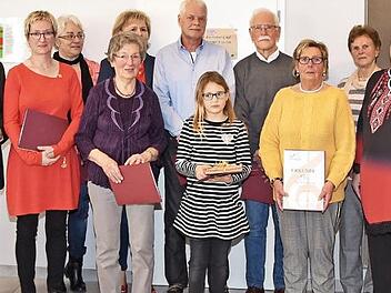 Die Geehrten des Gesangvereins Hausen mit Vorsitzender Barbara Schmitt (links) und Geschäftsführer Werner Löblein (rechts) von der Sängergruppe Erlangen/Forchheim Foto: Karl Heinz Wirth