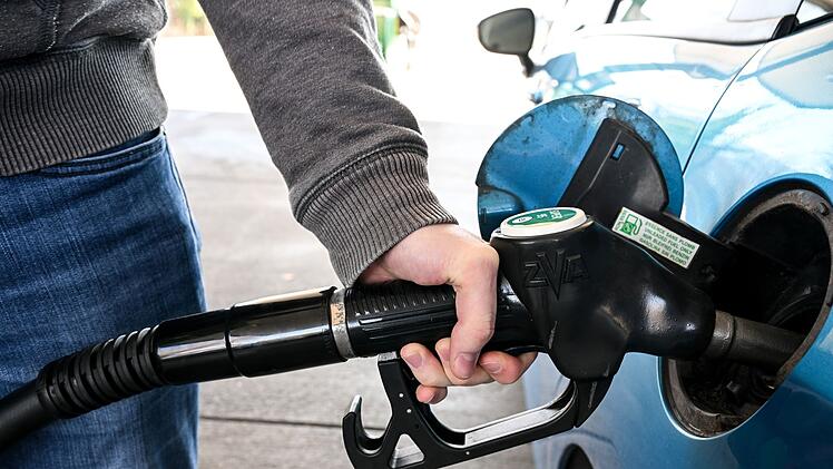 Preise für Benzin und Diesel stagnieren: So kann man beim Tanken trotz extremer Spritpreise Geld sparen