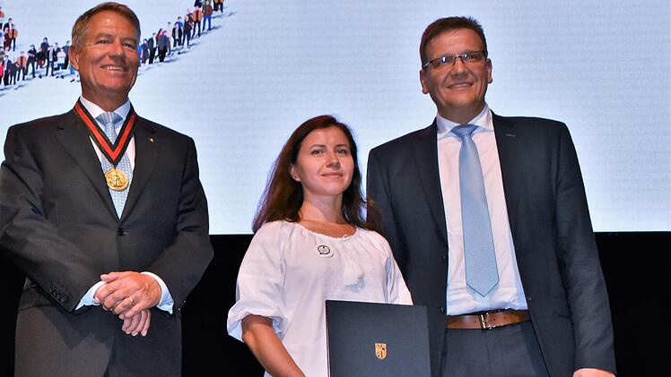 Neben dem rumänischen Staatspräsidenten und Karlspreisträger Klaus Johannis (links) und Heiligenhof-Direktor und stellvertretenden Bundesvorsitzenden der Sudetendeutschen Landsmannschaft, Steffen Hörtler, nahm Olga Kovalchuk stellvertretend für de...