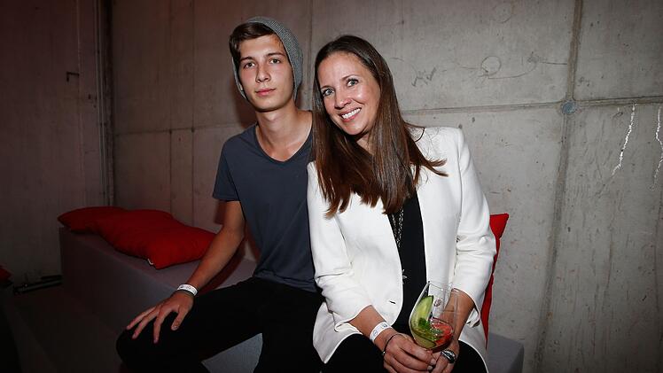 Bilder von Valentin Schweiger (hier 2014, mit Mutter Dana) sind selten. Auch von seinem Nachwuchs gibt es keinen fotografischen Beweis: Ende 2020 machte der heute 30-J&auml;hrige Til Schweiger zum Gro&szlig;vater.