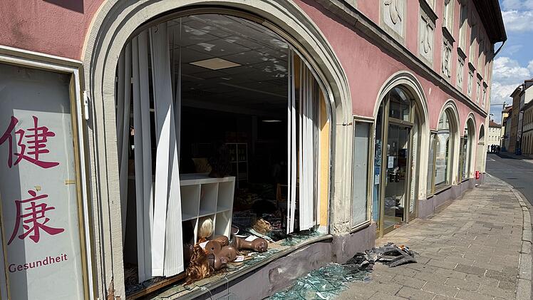 Auto kracht in Schaufenster