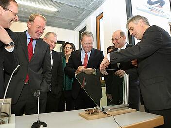 Was im Isat erforscht wird, zeigte Professor Gerhard Lindner (rechts) gestern der Ehrengästen der Eröffnung (von links): Hochschulpräsident Michael Pötzl, Bundestagsabgeordneter Hans Michelbach (CSU), Landtagsabgeordneter Thomas Hacker (FDP), Regierungsvizepräsidentin Petra Platzgummer-Martin, Wissenschaftsminister Wolfgang Heubisch (FDP) sowie Coburgs Drittem Bürgermeister Hans-Heinrich Ulmann (CSB).