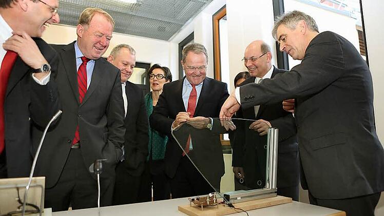 Was im Isat erforscht wird, zeigte Professor Gerhard Lindner (rechts) gestern der Ehrengästen der Eröffnung (von links): Hochschulpräsident Michael Pötzl, Bundestagsabgeordneter Hans Michelbach (CSU), Landtagsabgeordneter Thomas Hacker (FDP), Regierungsvizepräsidentin Petra Platzgummer-Martin, Wissenschaftsminister Wolfgang Heubisch (FDP) sowie Coburgs Drittem Bürgermeister Hans-Heinrich Ulmann (CSB).