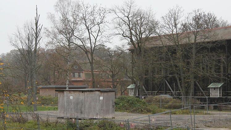 Mehr als trostlos zeigen sich schon geraume Zeit der mit einer Holzhütte eingehauste Runde Brunnen und sein Umfeld.