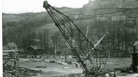 In den dreißiger Jahren wird mit dem Bau der Flutmulde begonnen. Im Hintergrund Pulvermühle (links) und Limmersmühle.