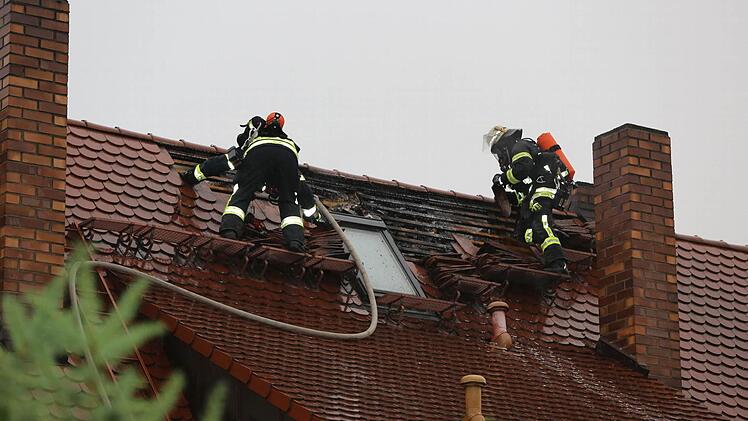 In der Memmbacher Straße in Erlangen kam es am Sonntag zu einem Dachstuhlbrand, welcher durch einen Blitzeinschlag ausgelöst wurde. Foto: News5/Weier