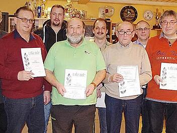 Der SV Fischbach mit seinem Vorsitzenden Thomas Volk (links) freut sich über die Ehrungen langjähriger Mitglieder, die vom BLSV-Kreisvorsitzenden Karl H. Fick (Zweiter von links) ausgezeichnet wurden.  Foto: Heike Schülein