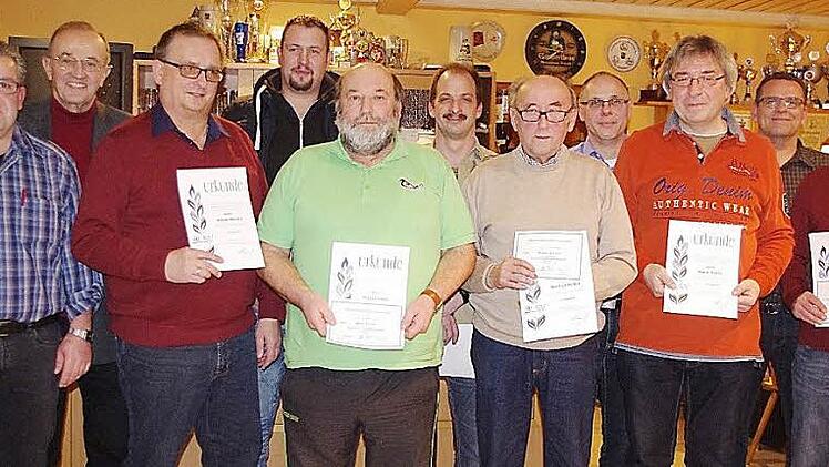 Der SV Fischbach mit seinem Vorsitzenden Thomas Volk (links) freut sich über die Ehrungen langjähriger Mitglieder, die vom BLSV-Kreisvorsitzenden Karl H. Fick (Zweiter von links) ausgezeichnet wurden.  Foto: Heike Schülein