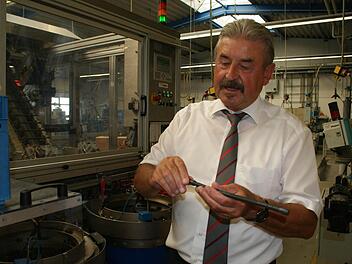 Ob Bremsflüssigkeit oder Treibstoff, Kabelschutz oder Kühlmittel: Kaum ein Auto kommt ohne Schläuche der Firma Uniwell aus Ebern aus. Firmenchef Helmuth Fischer führte die Mitglieder des Lions-Club Haßberge durch sein Unternehmen. Foto: sw