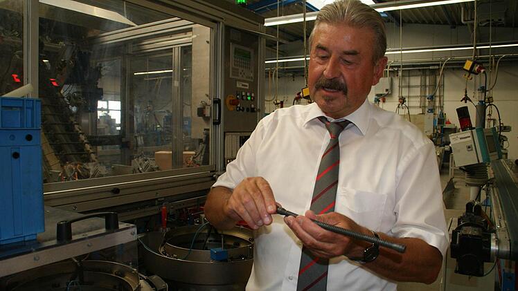 Ob Bremsflüssigkeit oder Treibstoff, Kabelschutz oder Kühlmittel: Kaum ein Auto kommt ohne Schläuche der Firma Uniwell aus Ebern aus. Firmenchef Helmuth Fischer führte die Mitglieder des Lions-Club Haßberge durch sein Unternehmen. Foto: sw