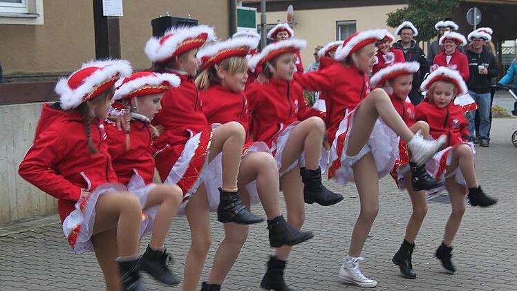 Die Gardemädchen aus Pressig  Foto: Veronika Schadeck