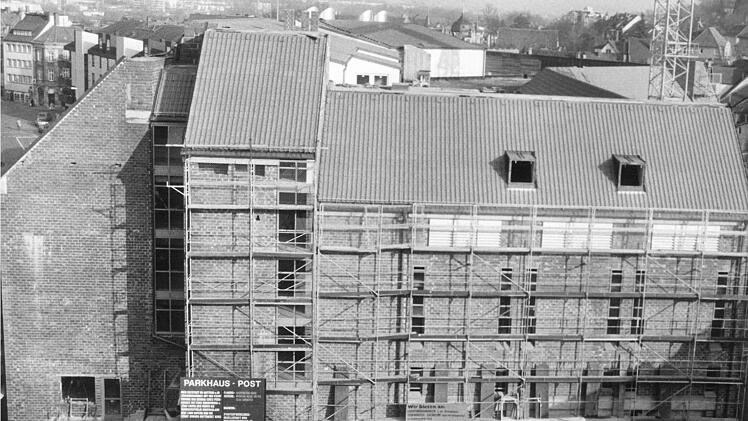 Noch unverputzt: Das Parkhaus Post im November 1984.  Foto: CT-Archiv / Hans Wippenbeck