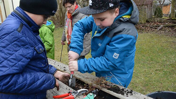 Erster Arbeitseinsatz im Melkendorfer Schulgarten: Die Grundschüler sind mit vollem Einsatz dabei! Foto: Dagmar Besand