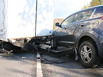 Noch einigermaßen glimpflich endete ein Unfall gestern an der Abzweigung vom Westring auf die Heiligenfelder Allee: Ein Lkw-Anhänger machte sich selbstständig und prallte gegen einen Pkw. Foto: Ralf Ruppert