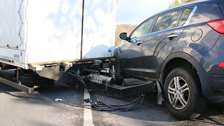 Noch einigermaßen glimpflich endete ein Unfall gestern an der Abzweigung vom Westring auf die Heiligenfelder Allee: Ein Lkw-Anhänger machte sich selbstständig und prallte gegen einen Pkw. Foto: Ralf Ruppert