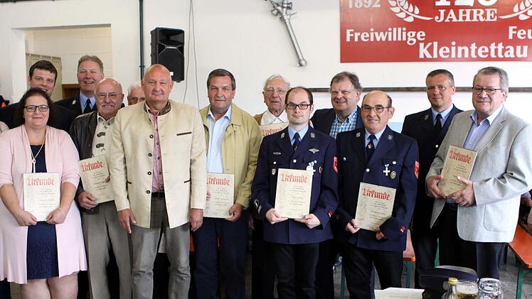 Der Feuerwehrverein ehrte Mitglieder mit einer Zugehörigkeit von 20 bis 60 Jahren.  Fotos: Michael Wunder