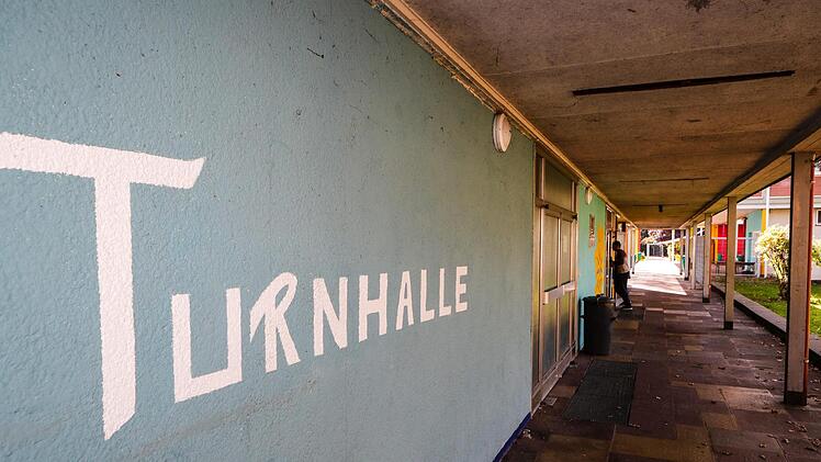 Die Turnhalle der Hugo-von-Trimbergschule in Bamberg  ist aus Sicherheitsgründen geschlossen. Die Untersuchungen laufen.  Foto: Matthias Hoch