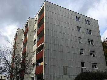 In diesem Mehrfamilienhaus im Memmelsdorfer Gemeindeteil Lichteneiche wurde Anfang des Jahres ein Brand gelegt. Nun beginnt der Prozess gegen die mutmaßliche Brandstifterin. Foto: Anette Schreiber