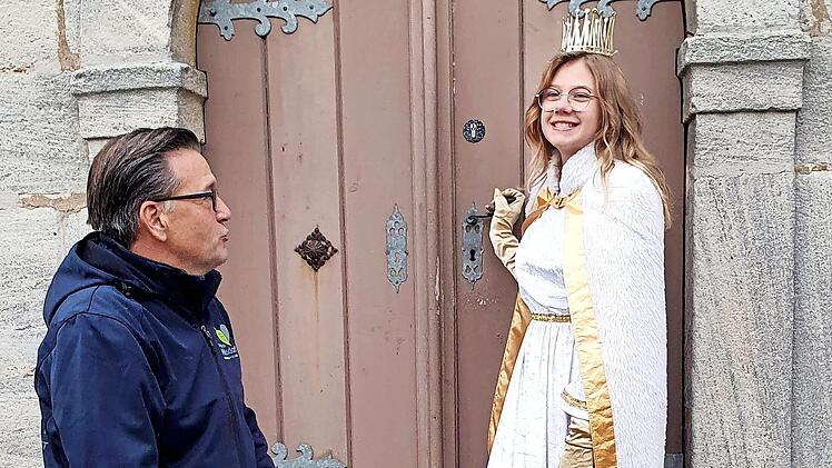 Das Christkind mit Bürgermeister Karsten Fischkal vor der Schlosskapelle