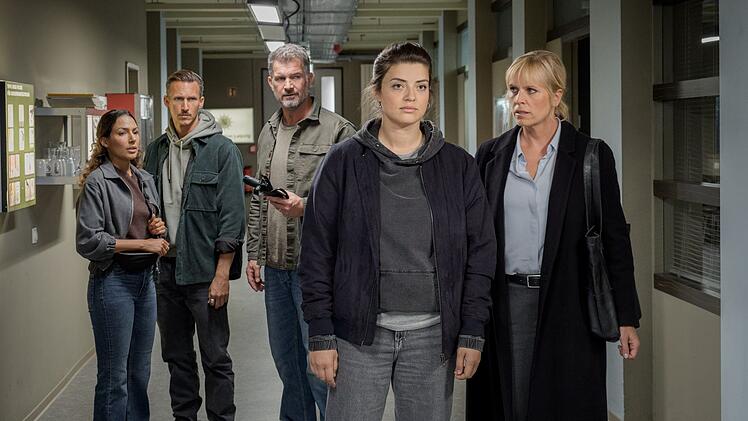 Kim Nowak (Amy Mu&szlig;ul, links), Moritz Brenner (Johannes Hendrik Langer, zweiter von links), Dirk Trebbe (Simon B&ouml;er) und Ina Zimmermann (Melanie Marschke, rechts) sind sich unsicher, ob sie der Aussage von Kommissarin Jana Zschocke (Altine Emini) glauben k&ouml;nnen.