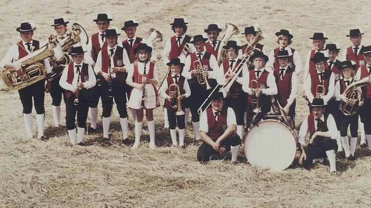 Die Döllautaler Motten haben sich in  ihrem Gründungsjahr 1972 zum Gruppenfoto aufgestellt.