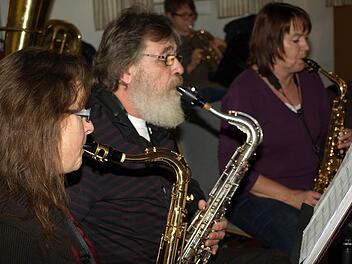 Gudrun Schaller, Volker Hannwacker und Ulla Schuler lernen Saxophon. Fotos: Stefan Geiger