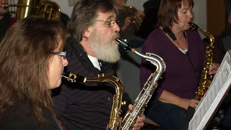 Gudrun Schaller, Volker Hannwacker und Ulla Schuler lernen Saxophon. Fotos: Stefan Geiger