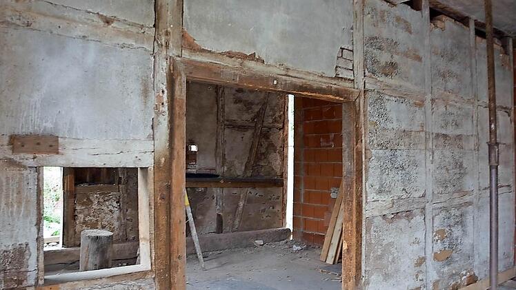 Im Innern sind bereits die Wände und Decken eingebaut. Sie tragen noch die Spuren der vergangenen Jahrzehnte. Foto: Friedrich