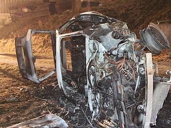 Ein Pkw kam auf der A9 bei Münchberg von der Fahrbahn ab und prallte gegen eine Mauer. Er fing Feuer, der Fahrer des Wagens floh. Fotos: News5 / Fricke