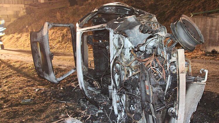 Ein Pkw kam auf der A9 bei Münchberg von der Fahrbahn ab und prallte gegen eine Mauer. Er fing Feuer, der Fahrer des Wagens floh. Fotos: News5 / Fricke