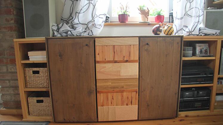 Dieses Sideboard war einst Parkett, die dunklen Türchen eine massive Schrankrückwand. Foto: Sonja Adam