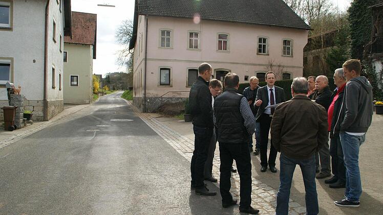 Mit einer punktuellen Dorferneuerungsmaßnahme soll in Dippach der Engpass in der Straße "Am Mühlbach" beseitigt und ein Gehweg bis zum Friedhof geschaffen werden. Das leer stehende Haus im Hintergrund rechts wird zu diesem Zweck abgebrochen.