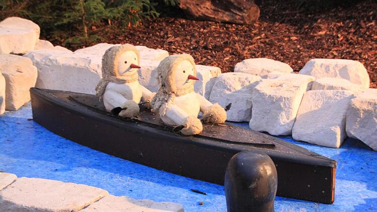 Liebevoll ausgestattet ist die Landschaft, durch die sich die Märchenwaldbahn schlängelt - hier etwa zwei Pinguine, die wie Eskimos gekleidet sind. Foto: Matthias Einwag