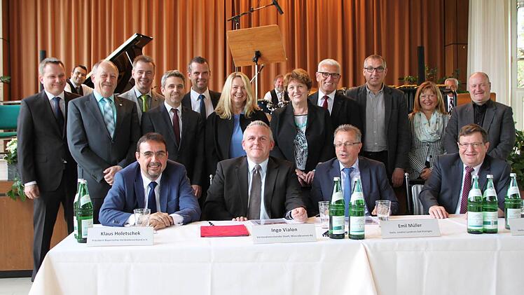 Sie besiegelten die Kooperation zwischen dem Bäderland Bayerische Rhön und der Staatlichen Mineralbrunnen AG. Foto: Ulrike Müller