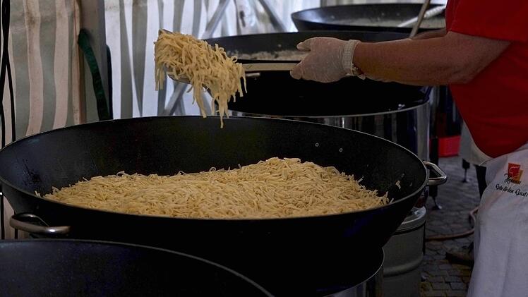 Riesenportionen in großen Pfannen für 400 Gäste.Foto: Gerd Schaar