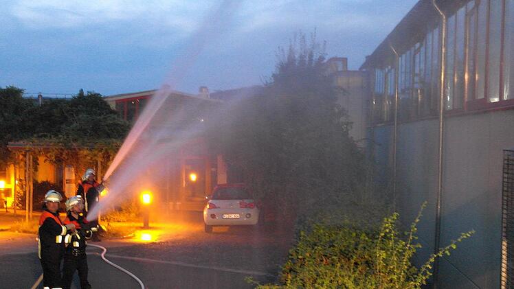 In der Brünierhalle der Firma Stahlbau-Dörnhöfer an der Schützenstraße brennt es, der Chef ist vermisst: Dieses Szenario wurde am Abend bei der Großübung der Kulmbacher und Melkendorfer Feuerwehr im Rahmen der Aktionswoche angenommen. Foto: Peter Müller