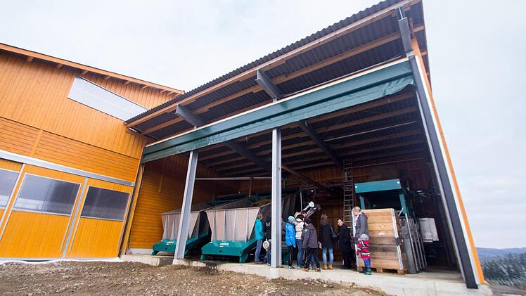 Erst im Januar konnten die Kühe ihren neuen Stall am Ortsrand von Effelter beziehen. Foto: Marian Hamacher