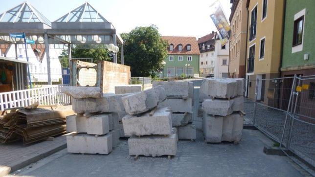 Hier stecken die Mehrkosten bei der Großbaustelle: Die viel zu dicke Bodenplatte zur Tiefgarage musste weggestemmt werden. Foto: Stadt Kulmbach