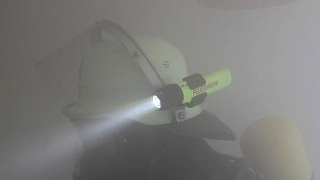 Mit Atemschutz ging es in das verrauchte Geb&auml;ude.