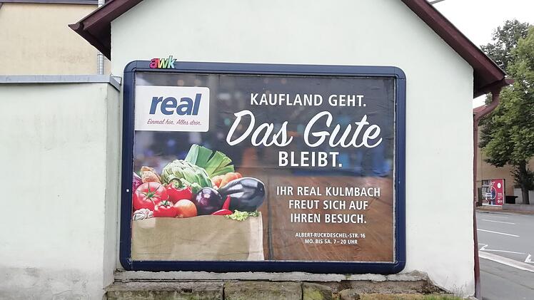 "Kaufland geht. Das Gute bleibt." Ein gewagter Werbespruch, mit dem auf einem Plakat an einer Hauswand in der Kronacher Straße geworben wird - zumal auch die Zukunft von Real ungewiss ist. Foto: Katrin Geyer