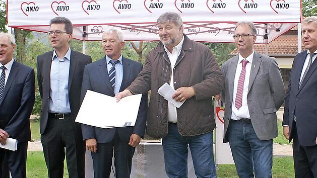 &Uuml;berreichung der Urkunde im Garten der Begegnung in Rattelsdorf: (von links) B&uuml;rermeister Bruno Kellner, Gesch&auml;ftsf&uuml;hrer Matthias Kirsch, Landrat Johann Kalb, Kreisvorsitzender Klaus Stieringer, Gesch&auml;ftsf&uuml;hrer Werner Dippold, MdB Andreas Schwarz  Foto: Renate Neubecker