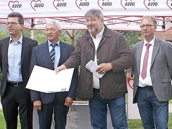 Überreichung der Urkunde im Garten der Begegnung in Rattelsdorf: (von links) Bürermeister Bruno Kellner, Geschäftsführer Matthias Kirsch, Landrat Johann Kalb, Kreisvorsitzender Klaus Stieringer, Geschäftsführer Werner Dippold, MdB Andreas Schwarz  Foto: Renate Neubecker